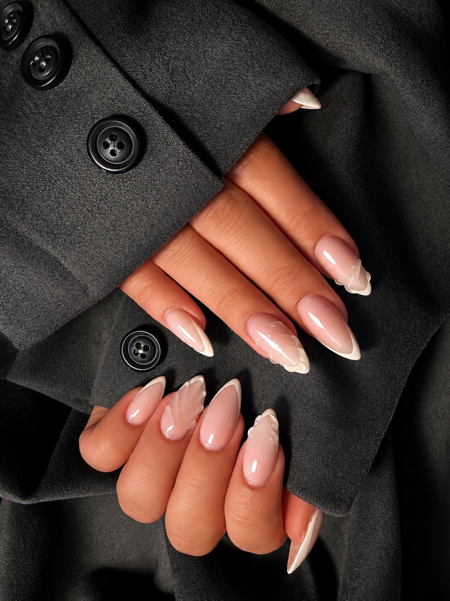 Rosa French Nails mit skulpturaler Nail Art